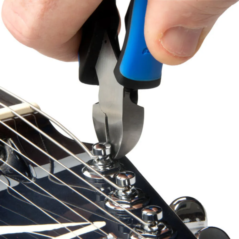 Cuts strings close