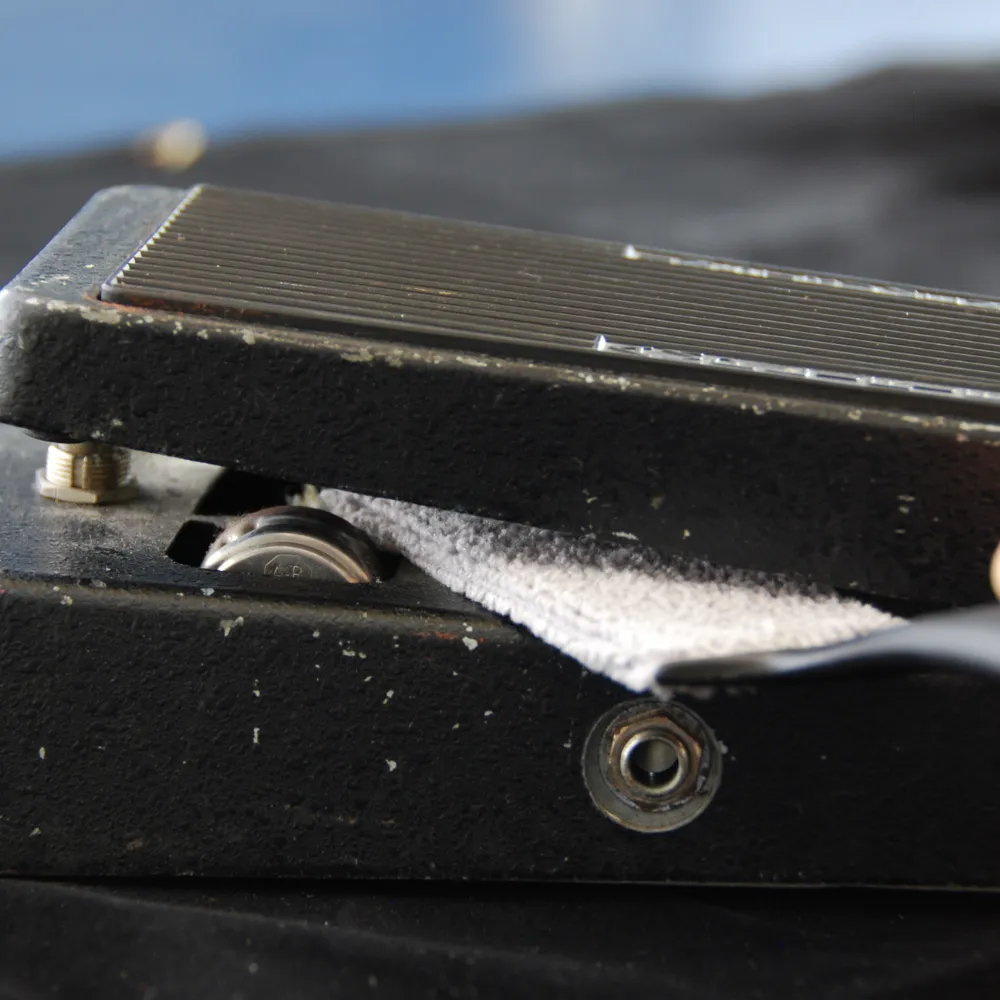 cleans pedals